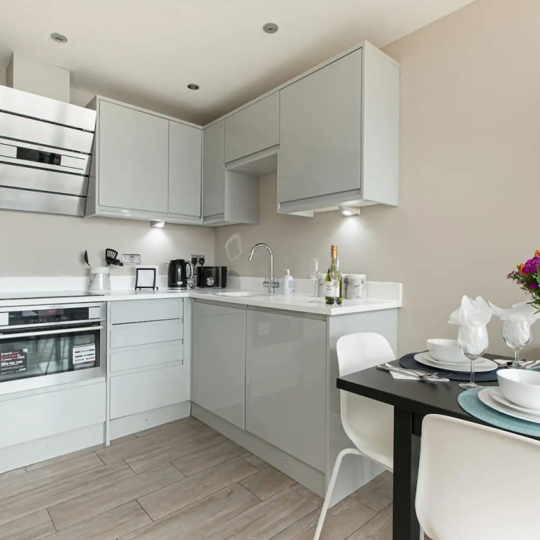 Gorgeous 5 Star Location 2 min to Brighton Beach