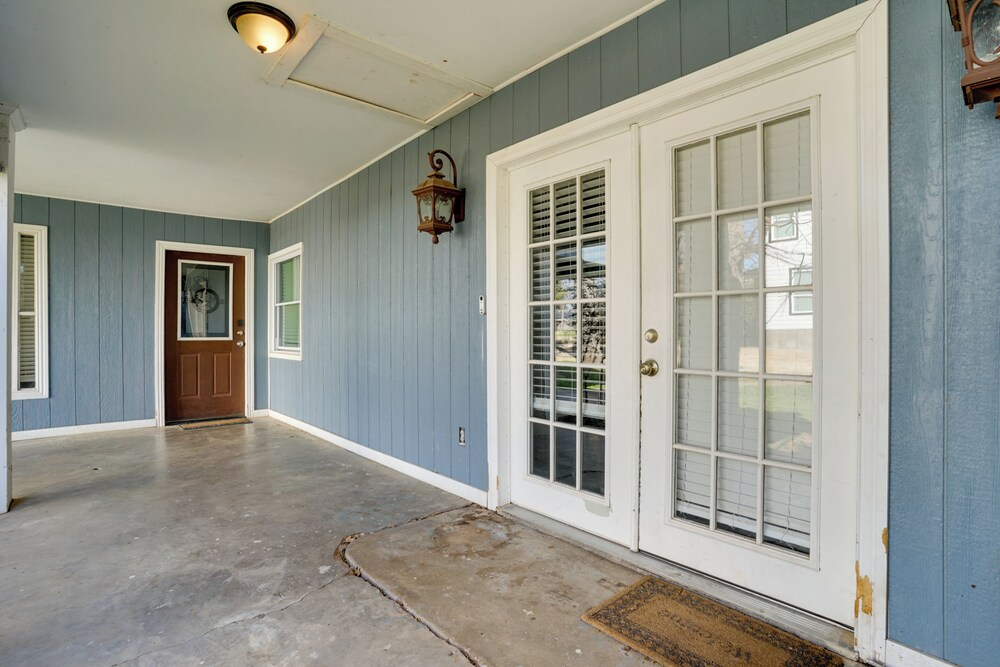 Walk to At&t Stadium: Arlington Home w/ Yard!