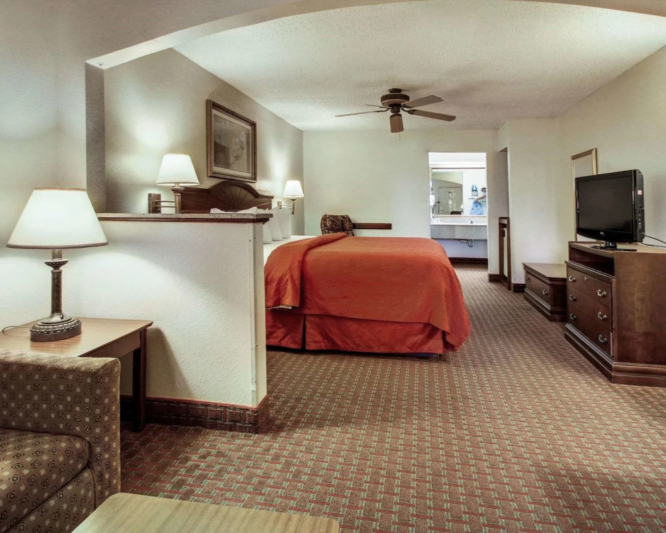 Quality Inn & Suites Clinton - Jackson West