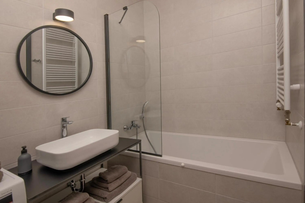LUX 3 Bedroom Suite with FREE Private Parking