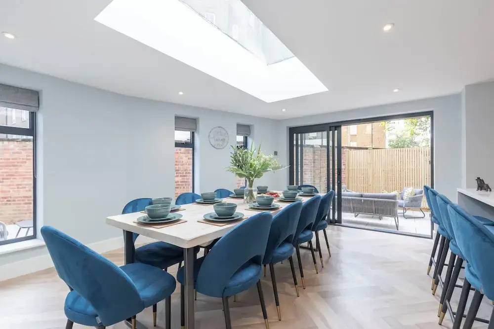 Elliot Oliver - Comfortable Five Bedroom Town Centre House With Garden & Garage