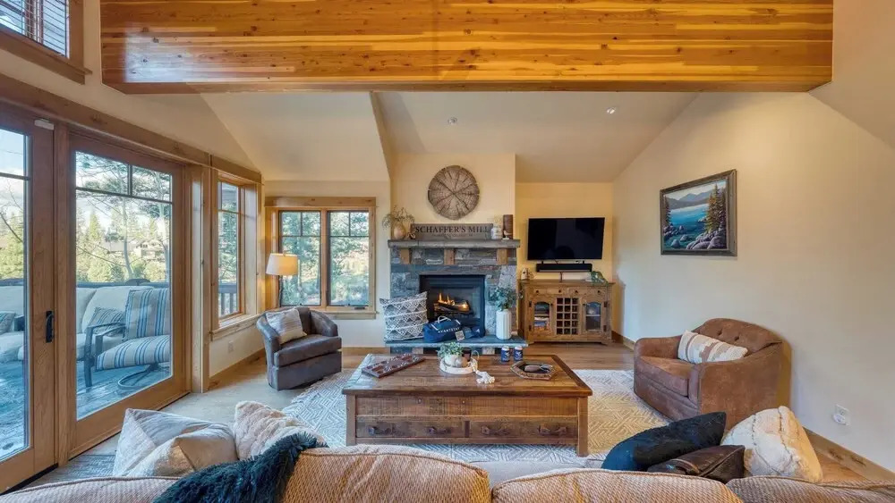 Truckee Escape w/ Hot Tub, Minutes to Skiing, Dining & Trails Valmont Lodge by Lake Tahoe