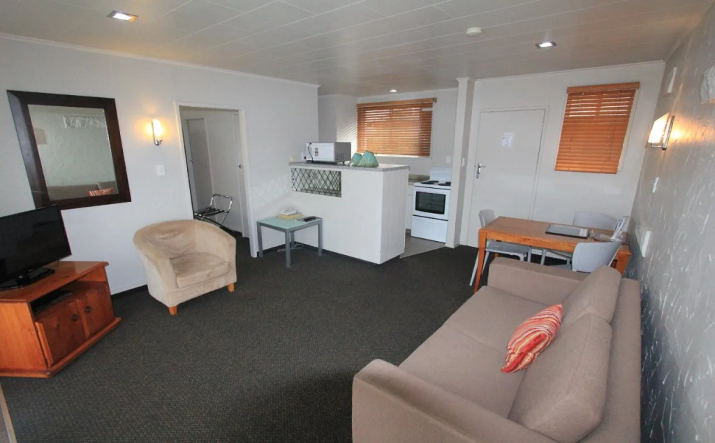 Lake Breeze Motel