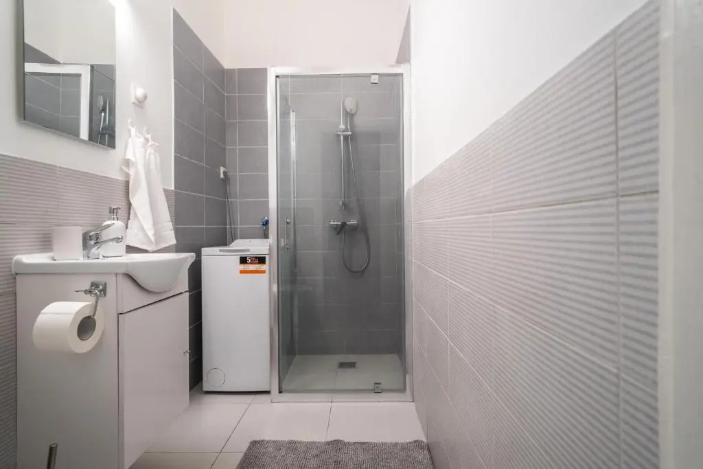 VERY Central 1-BR APT with patio