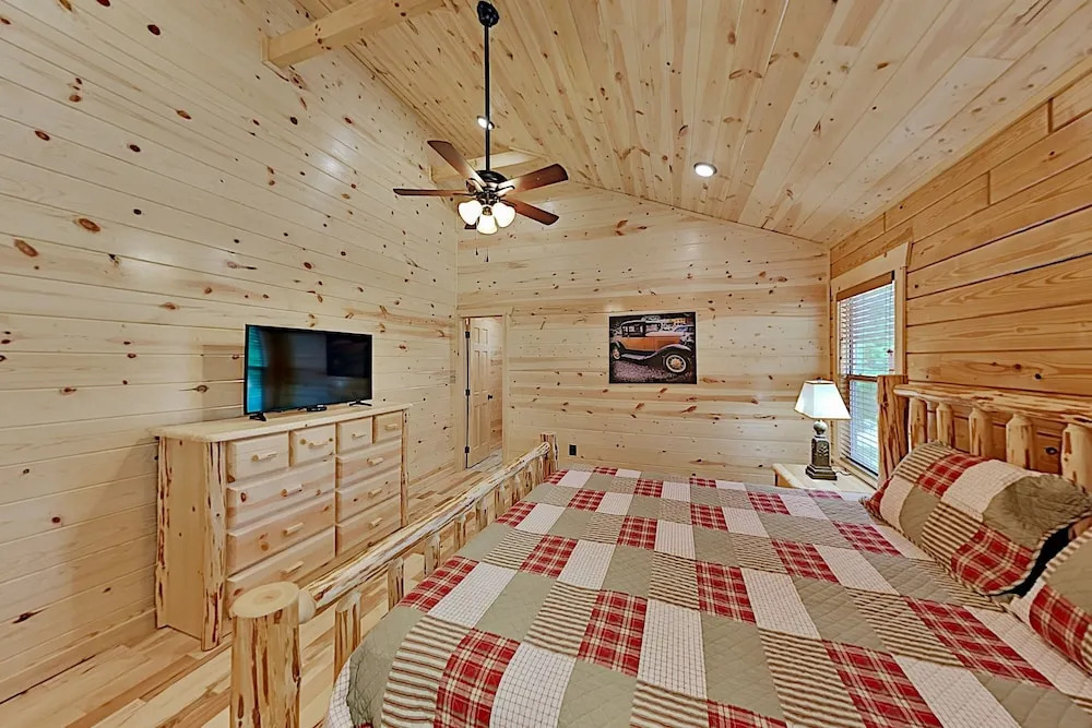 Southern Comfort: All-suite Getaway W/ Hot Tub 2 Bedroom Cabin