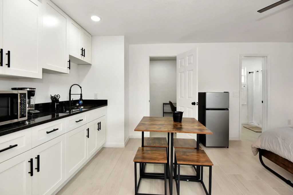 Studio Suite Queen bed Kitchen Walk in Shower 1