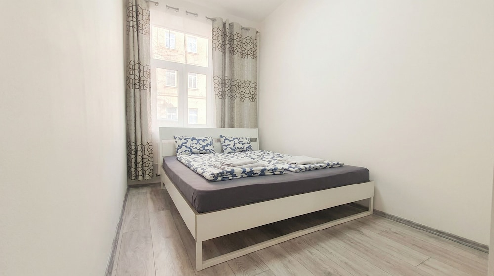15 Min to Vienna Center - Affordable & Simple 5BR Apt with WIFI