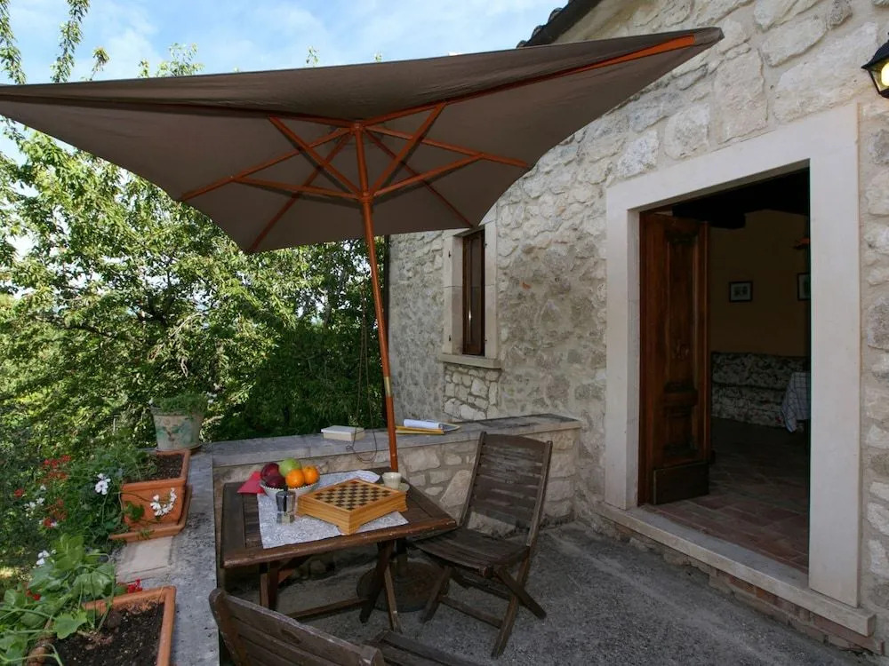 Cozy Cottage in Abbateggio with Garden