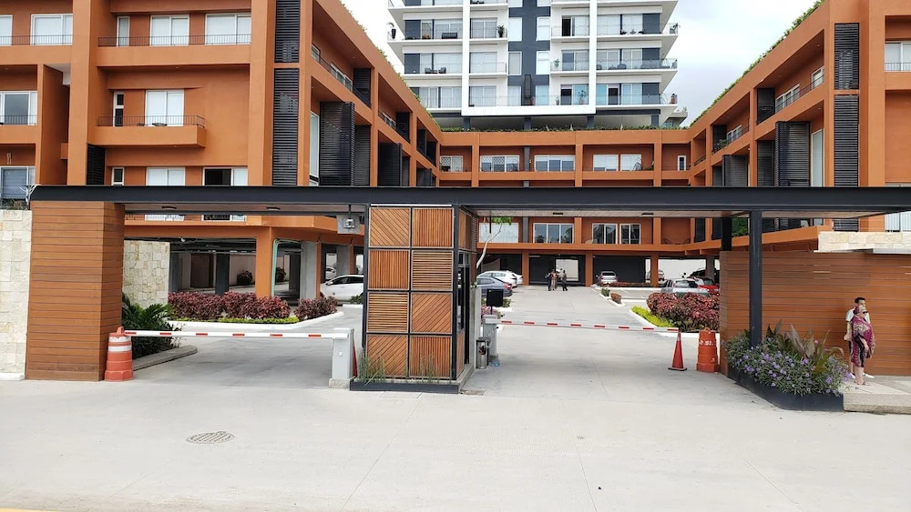 Spectacular Beach And Mountain View Condo - 5 Min From The Beach