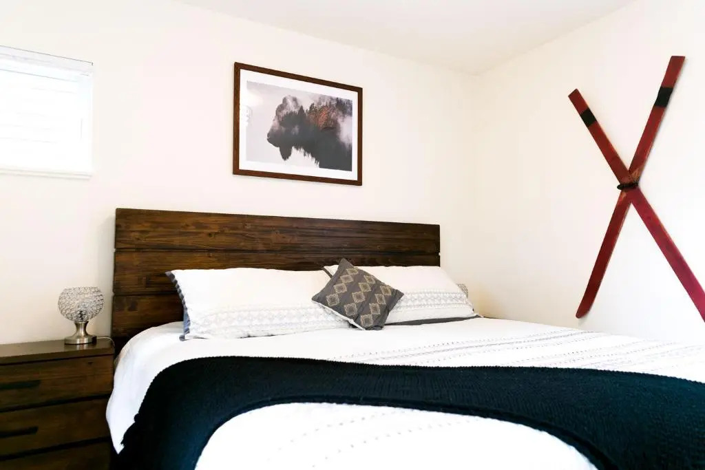 LUX Modern Chalet, Pool & Hot Tub, 10 Mins to the Mountain & Incredible Views