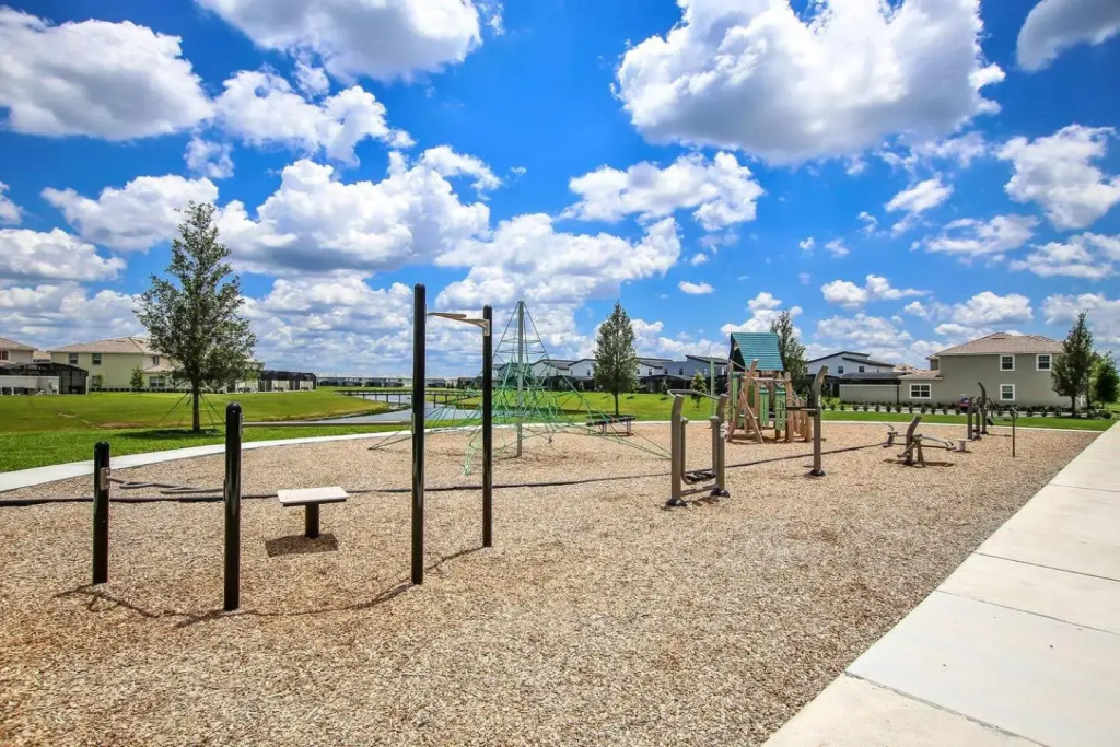 H - New 2 Bedroom Condo - 5 Miles to Disney - Free Water Park
