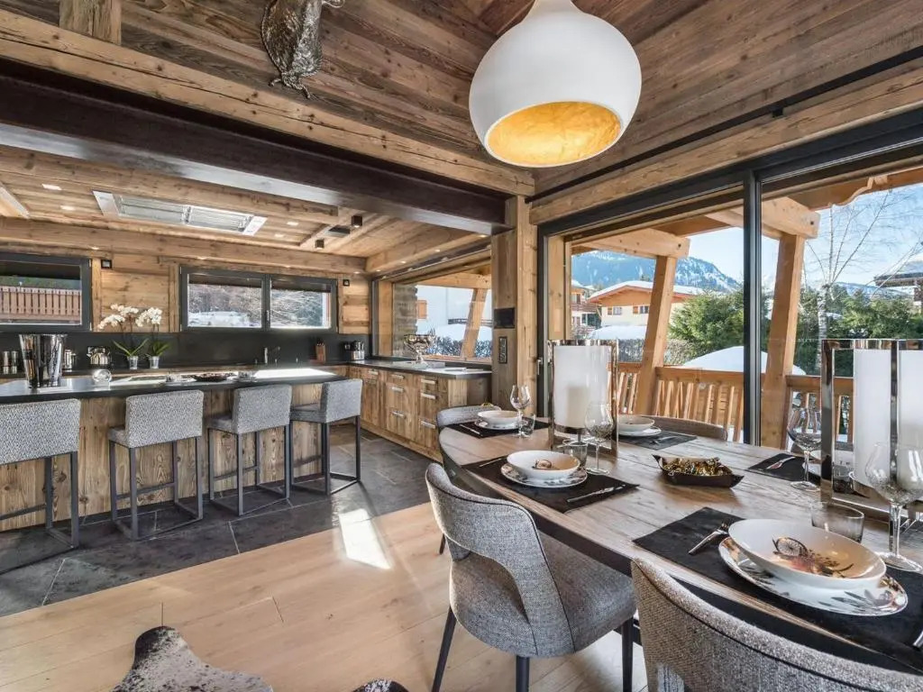 Chalet de luxe avec jacuzzi, salle cinéma et piscine au centre de Megève - FR-1-569-10