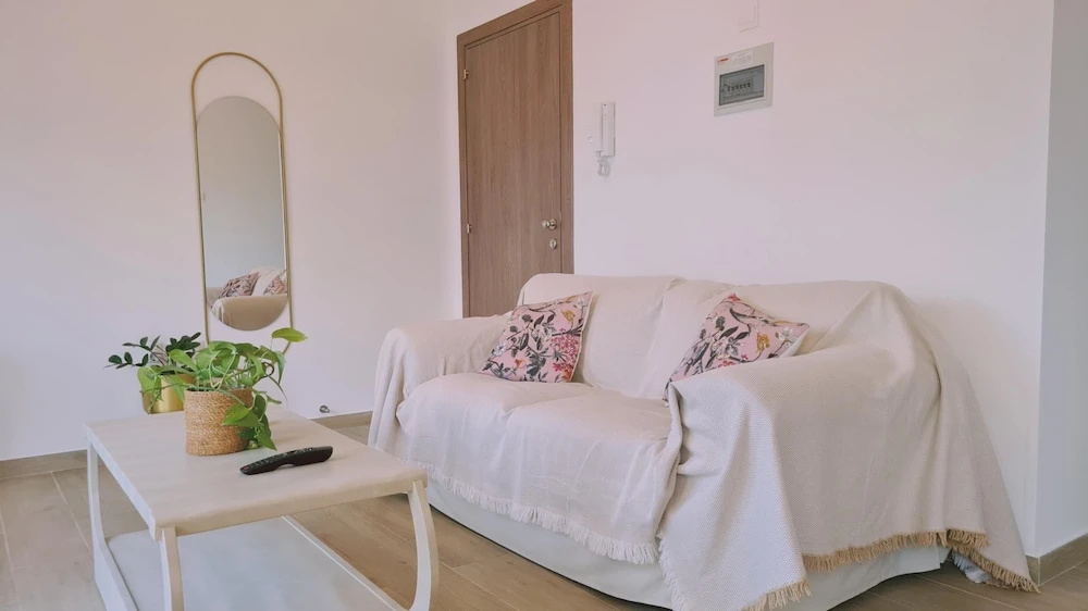 83 Lim3 - Stay Sunlit Apartment