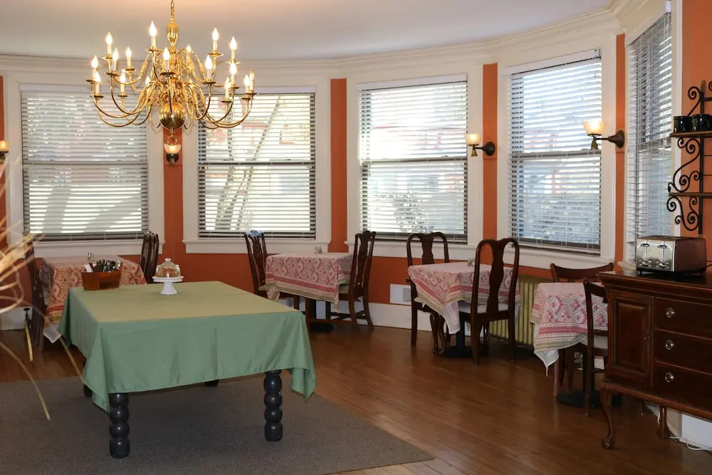 DeBary Inn