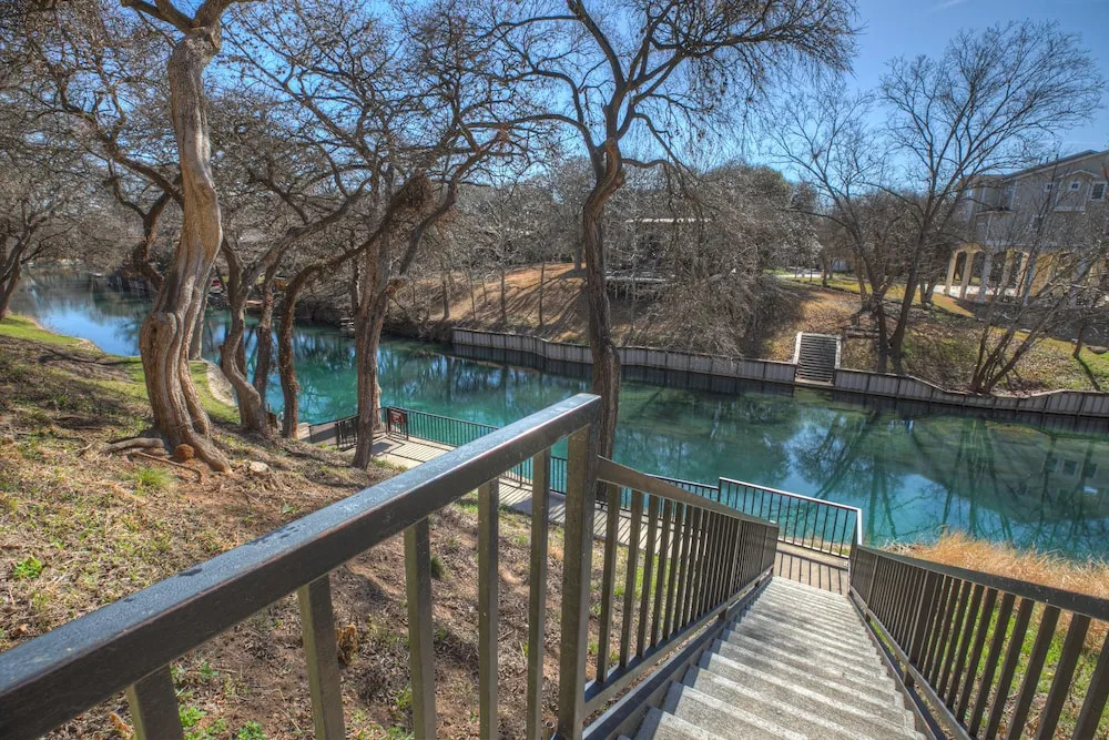 Luxury Riverfront Condo 1 BLK to Schlitterbahn!
