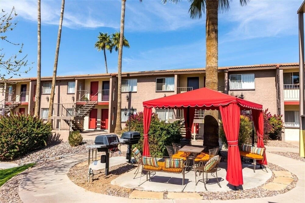 104 Fully Furnished 1BR Suite-Outdoor Pool! by RedAwning