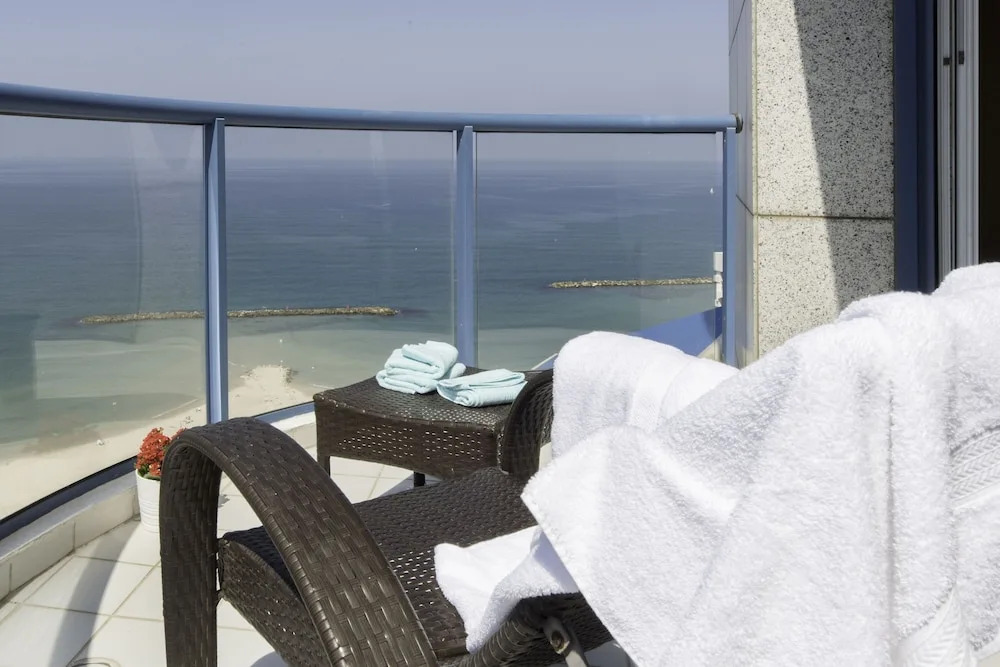 Luxurious 2BR w/ Panoramic Sea View by Sea N' Rent