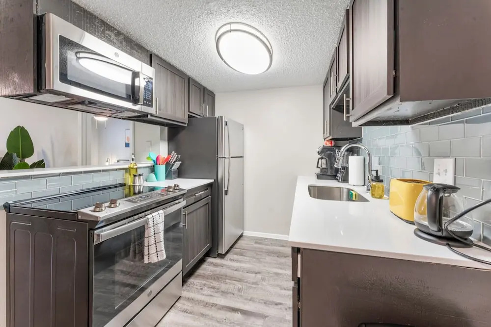 Soco 2BR Comfy Suite w Pool King bed Fast Wifi