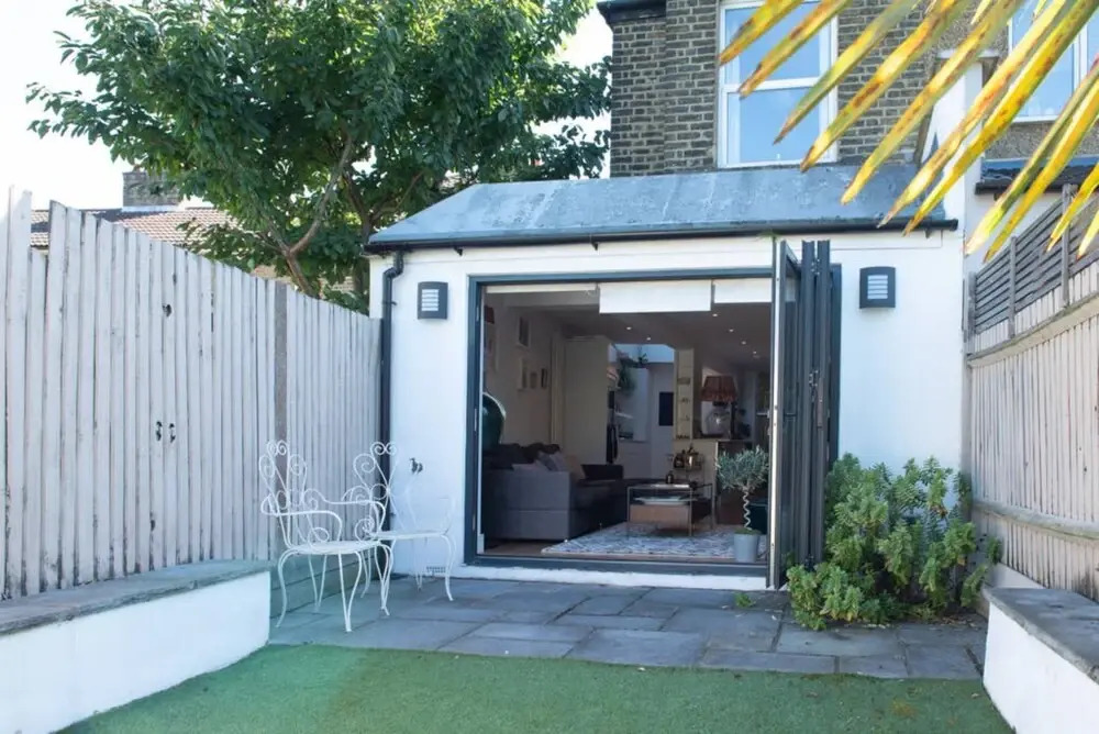 Stylish 2 Bedroom Flat Overlooking The River