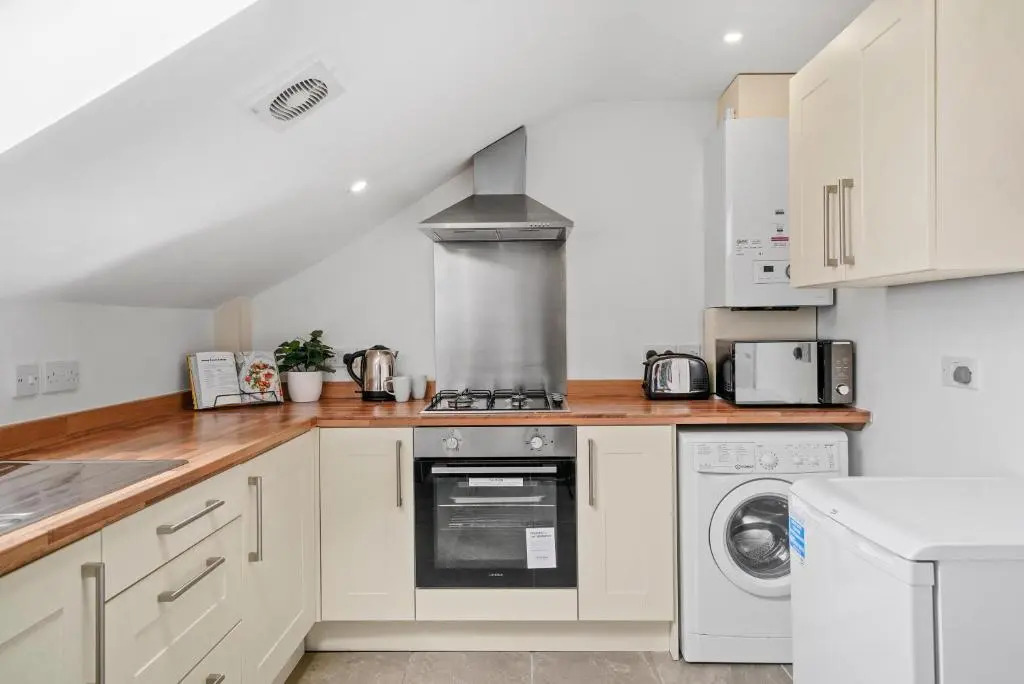 NEW 5 Sarah House by Truestays - 2 Bedroom Apartment - FREE Wifi & Parking
