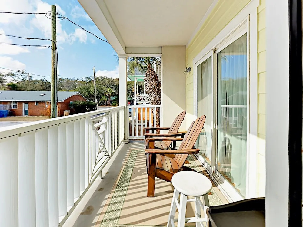 Modern 2br Within 1 Block Of Beach 2 Bedroom Condo