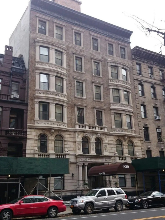 850 West End