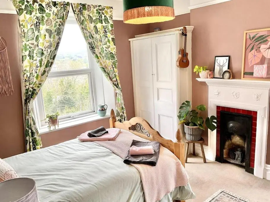 Unique 2-bedroom Coastal Town Retreat