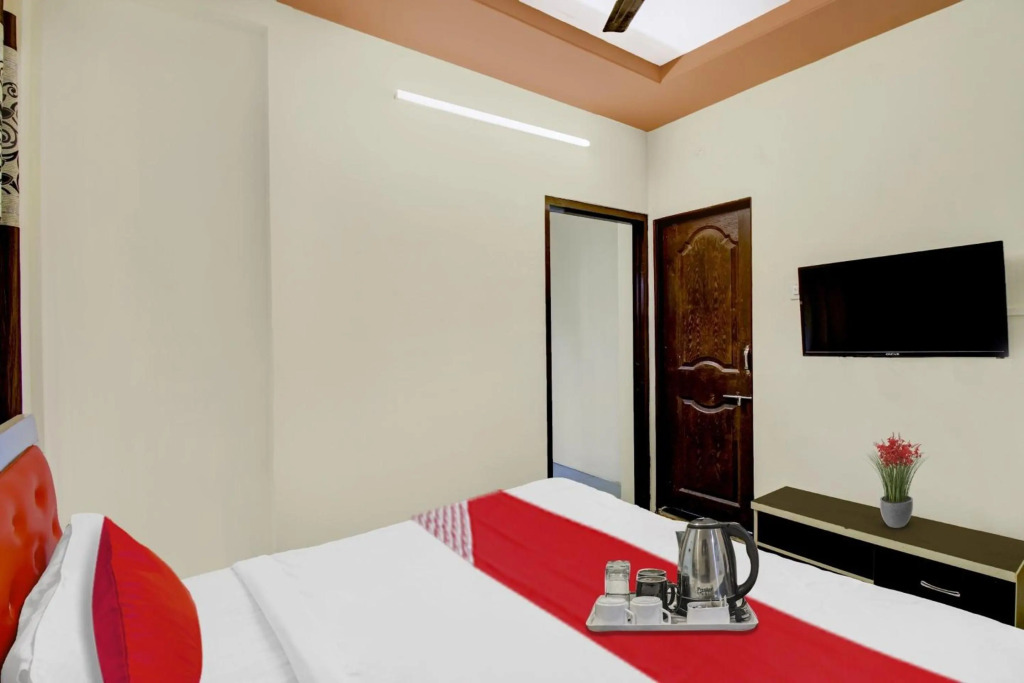 OYO Flagship 70003 Ap Royal Rooms