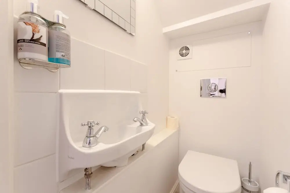 Lovely 4 Bedroom, 3 Storey East London House With Garden