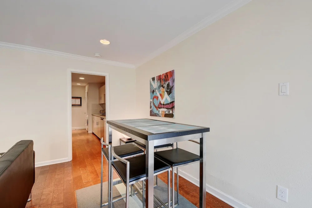Downtown Austin Apt. W/ 2 Decks 1 Bedroom Condo