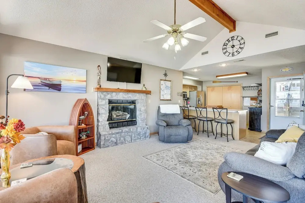 Private Hot Tub, Fire Pit! Lakefront Ozarks Escape