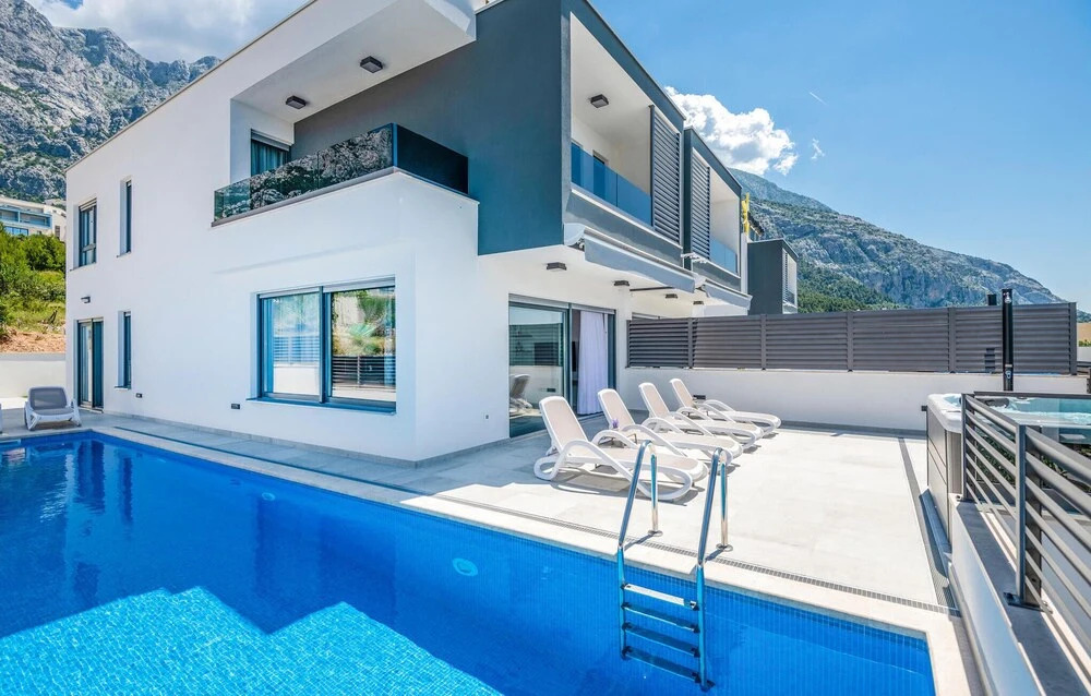 Amazing Home in Makarska with Outdoor Swimming Pool, Hot Tub & WiFi