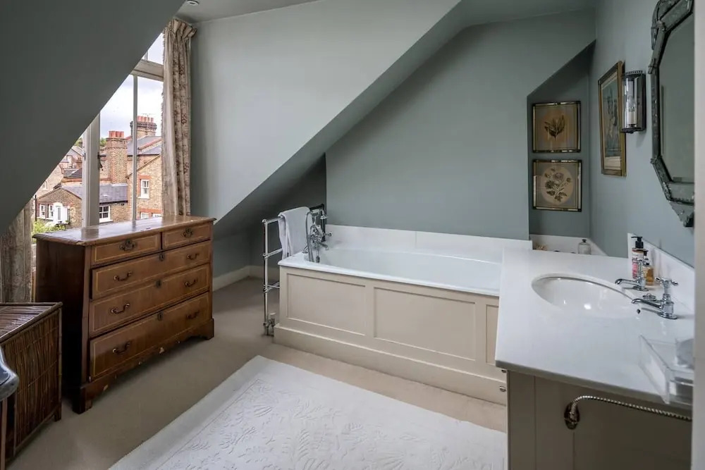 Exceptional 4-bed house right by Battersea Park