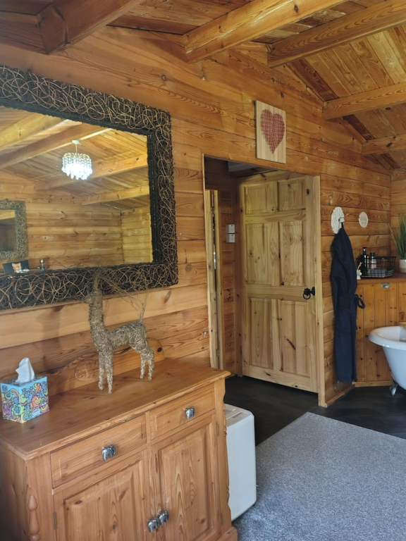 Forest Cabin Retreat-sleeps 2-garden, Wifi, Trails