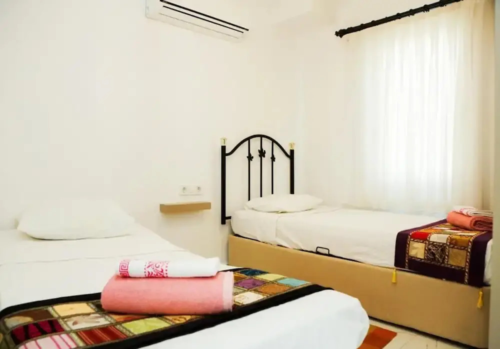Villa-Sleeps 8-Parking-Pool-Bbq