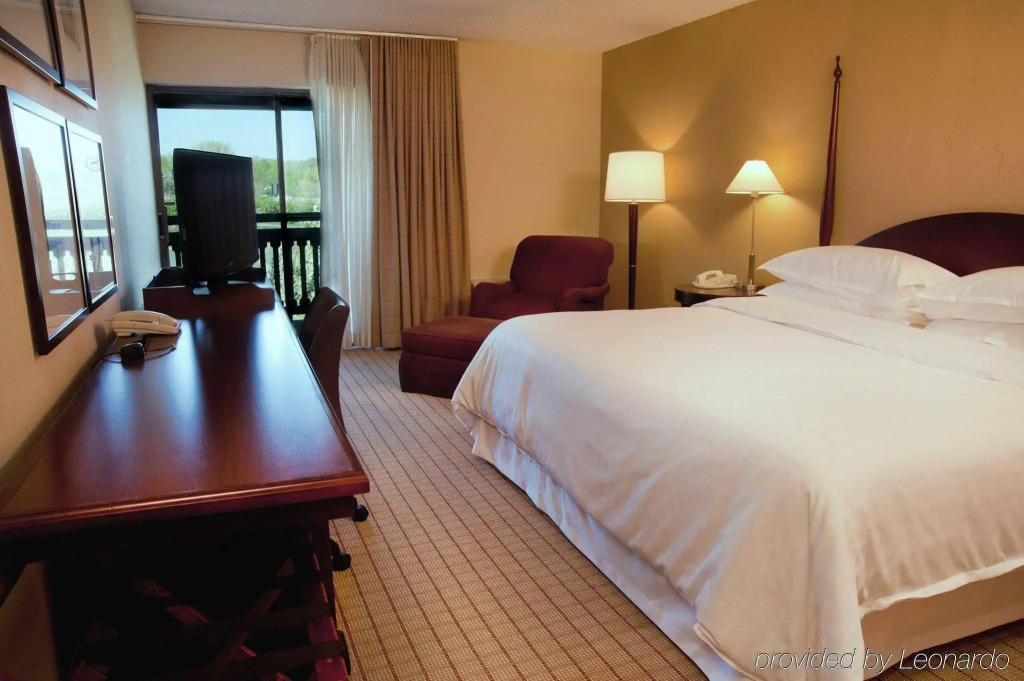 Sheraton Westport Chalet Hotel St. Louis