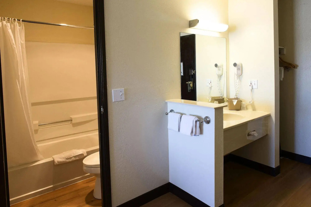 Red Roof Inn & Suites Omaha - Council Bluffs