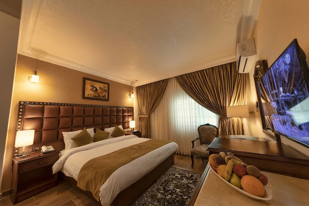 Town Season Hotel