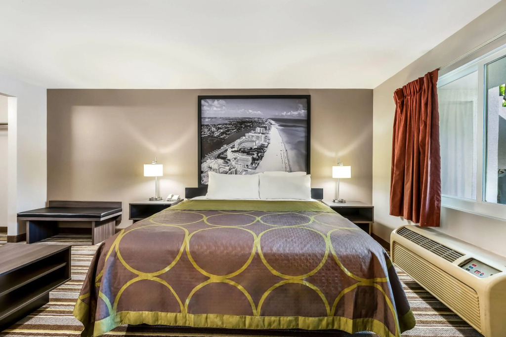 Super 8 by Wyndham Riviera Beach West Palm Beach