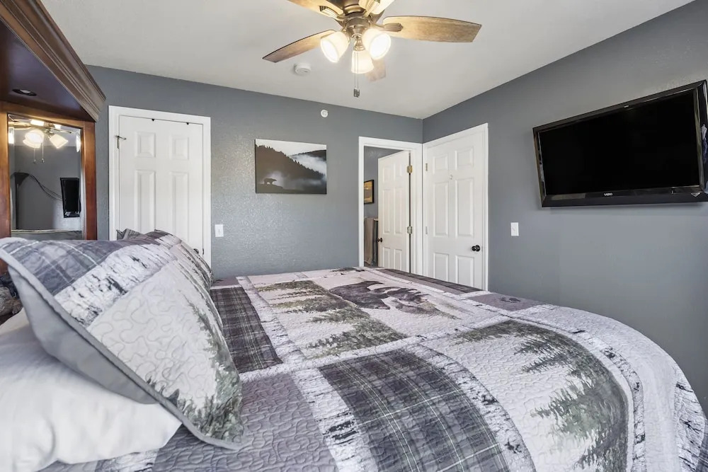Penthouse Lodge - In Heart of Ozarks!
