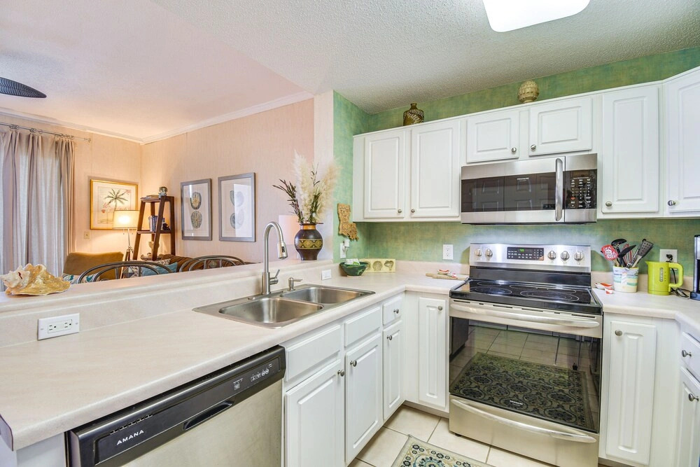 Gulf Shores Condo w/ Balcony: 2 Mi to Fort Morgan