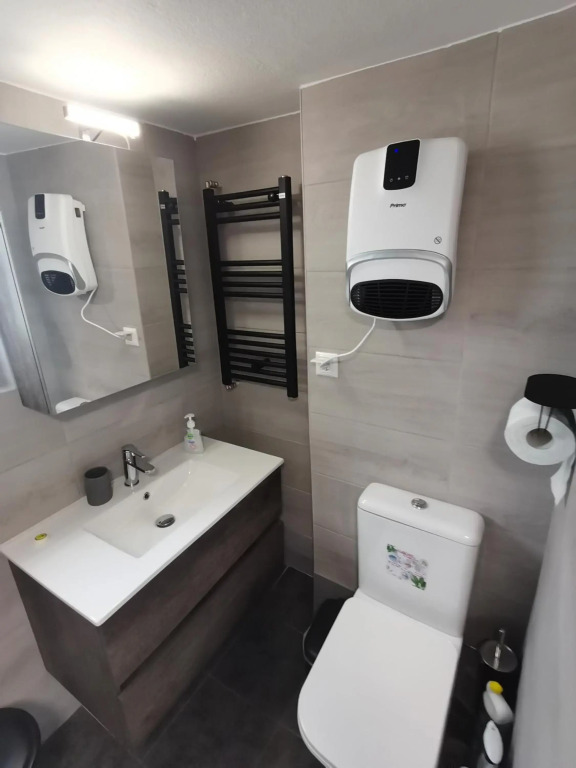Penthouse spacious w super wifi & terrace, 2 min from metro