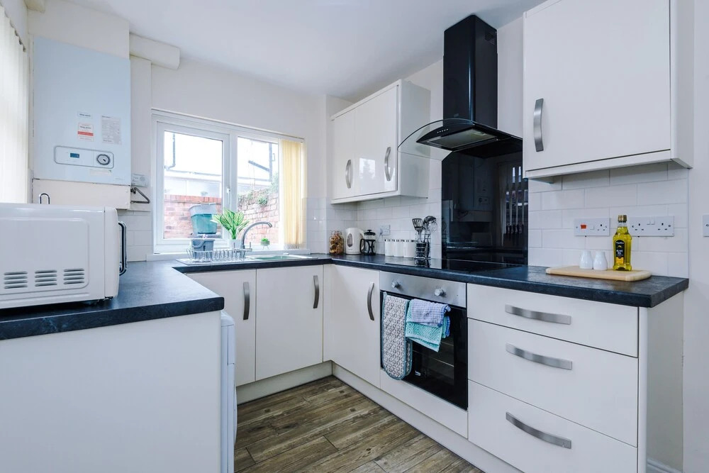 Convenient 2 Bedroom Home With Parking