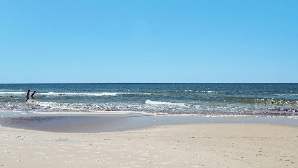 Beach Cottage w/ Backyard Oasis - Quiet Neighborhood in BMB