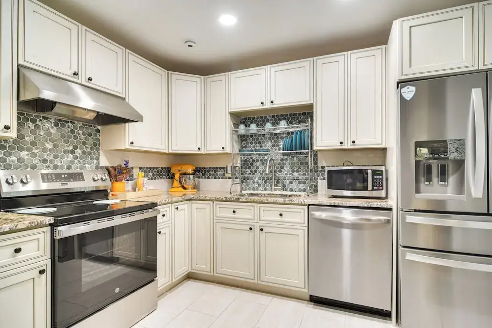3 Mi to Vinoy Park: St Petersburg Gem w/ Patio!