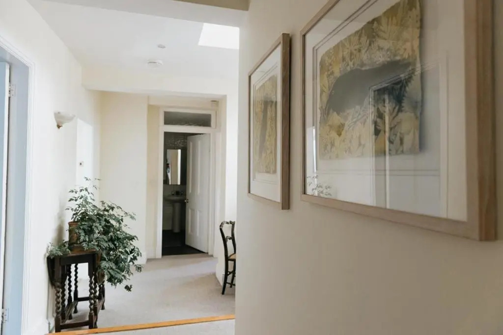 SUNNYSIDE APARTMENT - Spacious 2 Bedroom Ground Floor with Free Parking In Kendal, Cumbria