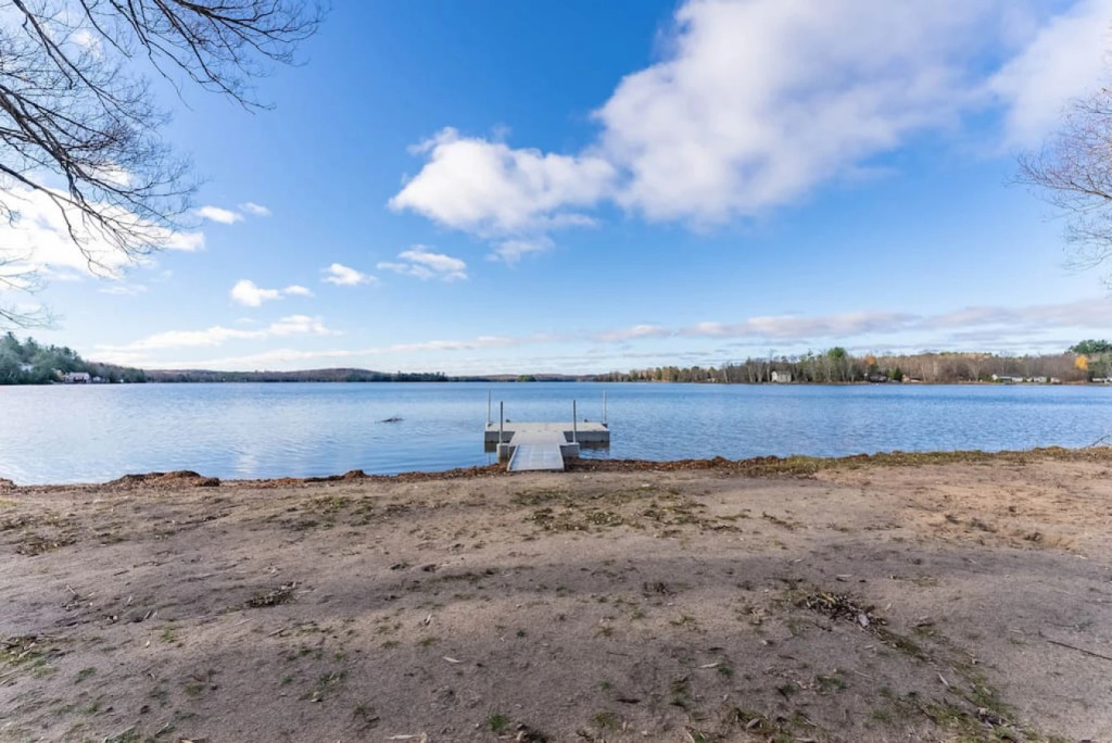 Luxury Cottage overlooking Wollaston Lake-Hot tub