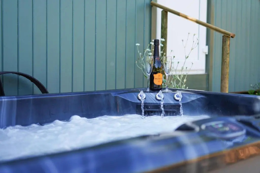 Lavender Retreat Shepherds Hut with private hot tub