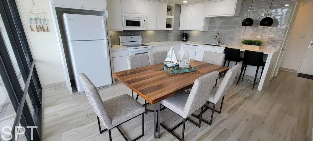 2 Level Beachfront Luxury 2 Bedroom Home by Redawning