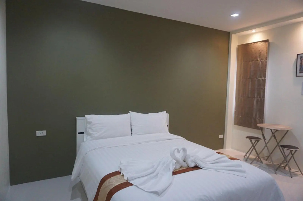 Parisa Place Hotel